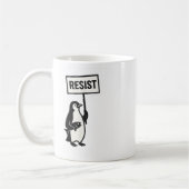 ペンギン行動主義グラフィックに抵抗する コーヒーマグカップ (左)