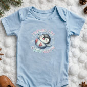 ペンギン1歳の誕生日の雪の多くのおもしろいかわいい冬 ベビーボディスーツ