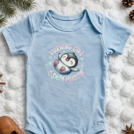 ペンギン1歳の誕生日の雪の多くのおもしろいかわいい冬 ベビーボディスーツ