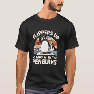ペンギン・フリッパーズ私はペンギンの男性と一緒に立つ Tシャツ