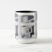 ペンシルスケッチ写真の園芸用具はまだ生活 マグカップ (中央)