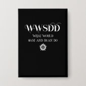 ペンタグラムと太陽のシンボルが入ったWWSDD名言デザイン 缶バッジ (正面)