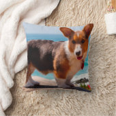 ペンブレークウェルシュコーギーの子犬がテーブルに立って クッション (ブランケット)