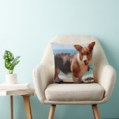 ペンブレークウェルシュコーギーの子犬がテーブルに立って クッション (椅子)