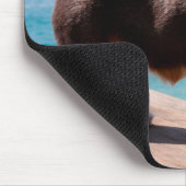 ペンブレークウェルシュコーギーの子犬がテーブルに立って マウスパッド (コーナー)