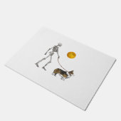 ペンブロークウェルシュコーギースケルトンドッグ歩くハロウィー ドアマット (アングル)