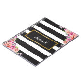 ページが並んだカスタマイズ可能なジャーナルのスパイラル ノートブック (左側)