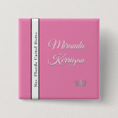 ページントサッシボタンピン |ピンク背景クラウン 缶バッジ (正面)