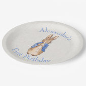 ペーターのパーソナライズうさぎのベージュリネンのテクスチャ ペーパープレート (アングル)