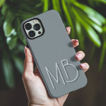 ペーターモダングレーモノグラムイニシャルコンテンポラリー iPhone 16 PRO MAXケース<br><div class="desc">モダンPewter Gray Monogramイニシャルコンテンポラリー Phone 16 Pro Maxケースは、スクリプトタイポグラフィでカスタムお使いのパーソナライズされたモノグラムを備モダンえています。誕生日、クリスマス、休日、母の日、父の日など、家族や友人に最適。©2024 Evco Holidays www.zazzle.com/store/evcoholidaysによって設計</div>