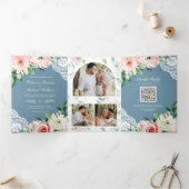 ペーチェの花のレースとダスティーブルーのウェディングQRコード 三つ折り招待状 (内部)