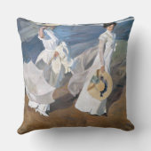 ホアキンソロラ – 女性歩くオンビーチ クッション (裏面)