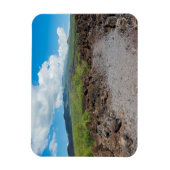 ホアピリ遊歩道に沿った溶岩と山の風景 マグネット (縦)