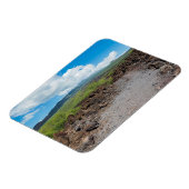 ホアピリ遊歩道に沿った溶岩と山の風景 マグネット (左側)