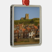 ホイットビー、新しい住宅と聖マーガレット教会 メタルオーナメント (右)