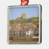 ホイットビー、新しい住宅と聖マーガレット教会 メタルオーナメント (左)