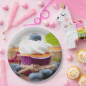 ホイップクリームが入った美味しいブルーベリーカップケーキ ペーパープレート (パーティー)