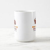 ホイップクリームが添えられたペカンパイのスライス コーヒーマグカップ (中央)