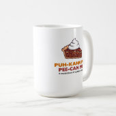 ホイップクリームが添えられたペカンパイのスライス コーヒーマグカップ (正面右)