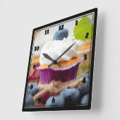ホイップクリームの入ったおいしいブルーベリーカップケーキ スクエア壁時計 (傾斜)