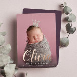 ホイルスクリプト名Vertical Photo Birth Announcement 箔招待状<br><div class="desc">ベビーの名前を中心にステージエレガントし、これらの誕生発表で、ベビーの名前の縦写真をバラ金ゴールド箔の書道のスクリプトレタリングに重ね合わせて。ベビーのミドルネームと姓と誕生の統計情報を下に表示してパーソナライズし、背面に個人メッセージと一緒に追加の写真を追加。</div>