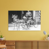 ホイールで奇妙なそりに引かれる訓練を受けた鹿 キャンバスプリント (インサイチュ (リビング))