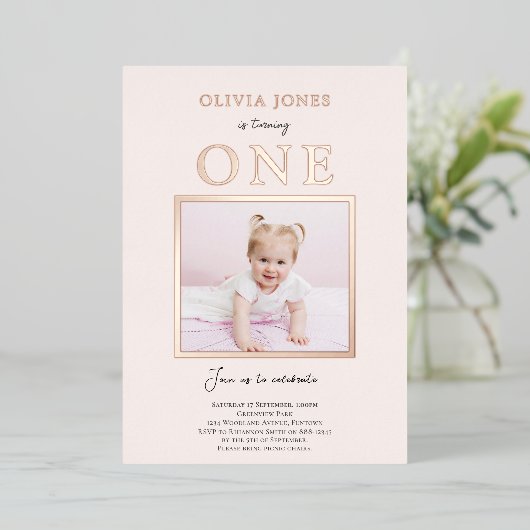 ホイ実在ル、写真1回目の誕生日の招待状(ピンク) 箔招待状 (立ち正面)