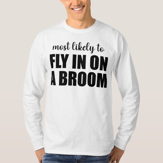 ホウキで飛んでくるに違いない 面白いハロウィン Tシャツ (正面)