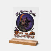ホウキを壊した自転車のメッセンジャーの魔女 ハロウィン 月 アクリルサイン (傾斜)