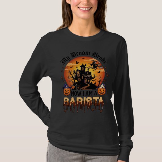 ホウキを折ったバリスタ ハロウィン 魔女 コーヒー かぼちゃ Tシャツ (正面)