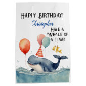 ホエールオブタイムボーイズパーソナライズされた誕生日 ミディアムペーパーバッグ (裏面)