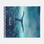 ホエールテールオーバー海カスタム フリースブランケット (正面(横))