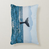 ホエールテールシースケープ：劇的な水。 アクセントクッション (正面(垂直))