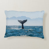 ホエールテールシースケープ：劇的な水。 アクセントクッション (裏面)