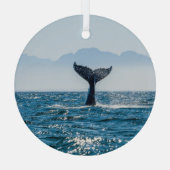 ホエールテールシースケープ:劇的な水。 ガラスオーナメント (裏面)