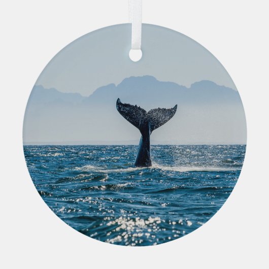 ホエールテールシースケープ:劇的な水。 ガラスオーナメント (裏面)