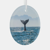 ホエールテールシースケープ:劇的な水。 ガラスオーナメント (正面右)