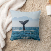 ホエールテールシースケープ：劇的な水。 クッション (ブランケット)