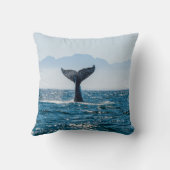 ホエールテールシースケープ：劇的な水。 クッション (裏面)