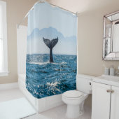 ホエールテールシースケープ：劇的な水。 シャワーカーテン (インサイチュ)