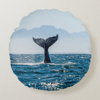 ホエールテールシースケープ：劇的な水。 ラウンドクッション