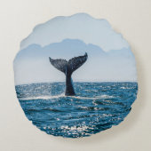 ホエールテールシースケープ：劇的な水。 ラウンドクッション (裏面)