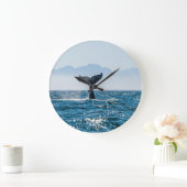 ホエールテールシースケープ：劇的な水。 ラージ壁時計 (ホーム)