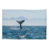 ホエールテールシースケープ：劇的な水。 枕カバー (裏面)