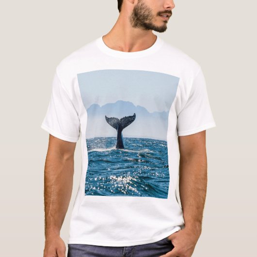 ホエールテールシースケープ:劇的な水。 Tシャツ (正面)