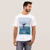 ホエールテールシースケープ:劇的な水。 Tシャツ (正面フル)