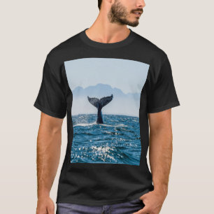 ホエールテールシースケープ：劇的な水。 Tシャツ