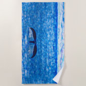 ホエールテールフラクタルブルーとピンク ビーチタオル (正面)