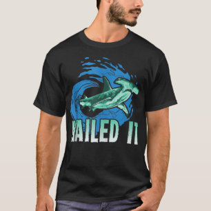 ホエールヒレに釘付けにした Tシャツ