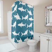 ホオジロザメのシルエット及びオーシャンブルーの緑 シャワーカーテン (インサイチュ)